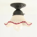 Kleine Deckenlampe mit gerschtem Keramikschirm